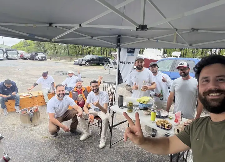 Churrasco da equipe embaixo de uma tenda