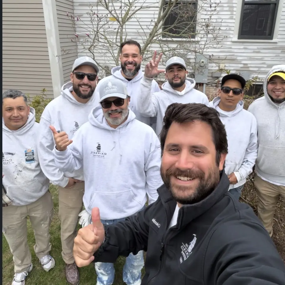 Vini fazendo selfie com a equipe da Mainsail, todos de moletom